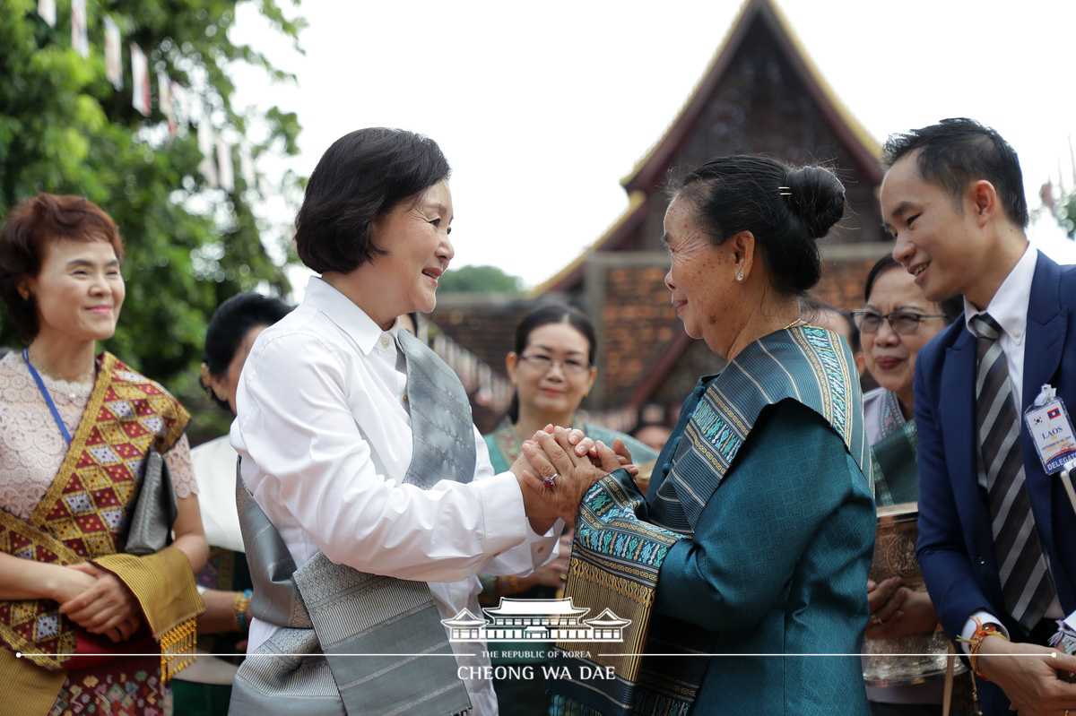 First Lady Kim Jung-sook making an offering to mendicant monks at the Sisaket Temple in Vientiane, Laos 