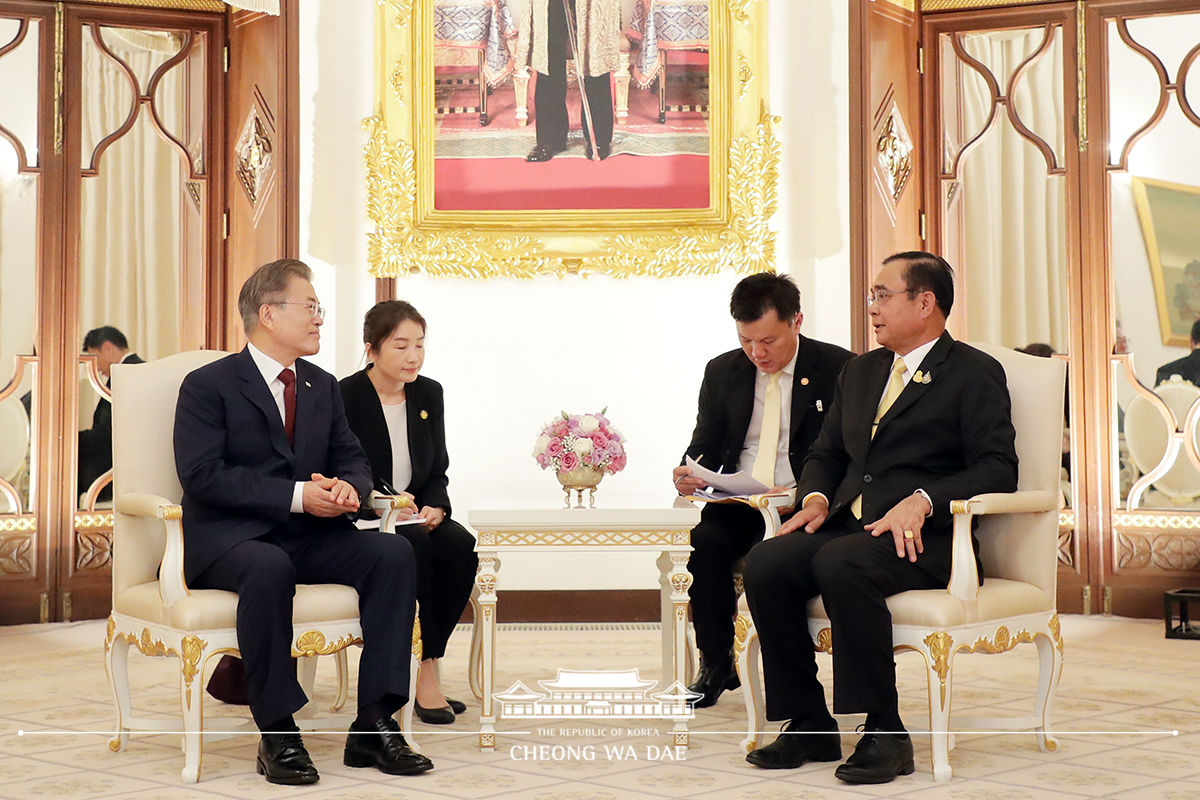 Signing the guestbook and holding one-on-one talks with Thai Prime Minister Prayut Chan-o-cha 