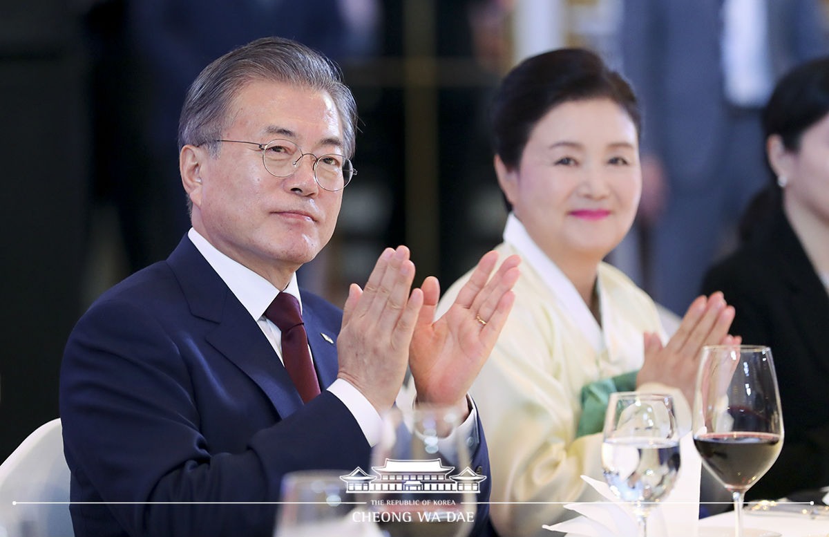 Meeting with members of the Korean community in Thailand at the Mandarin Oriental Hotel in Bangkok 