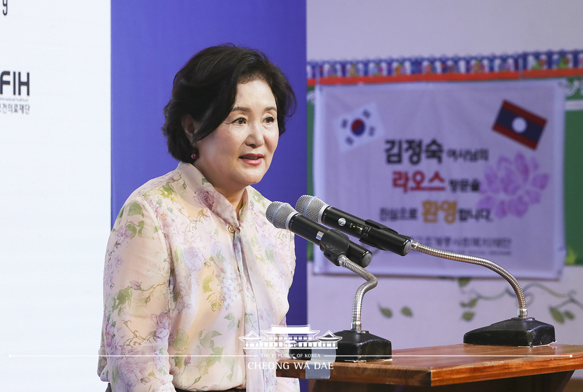 First Lady Kim Jung-sook visiting the Lao National Children’s Hospital in Vientiane, Laos