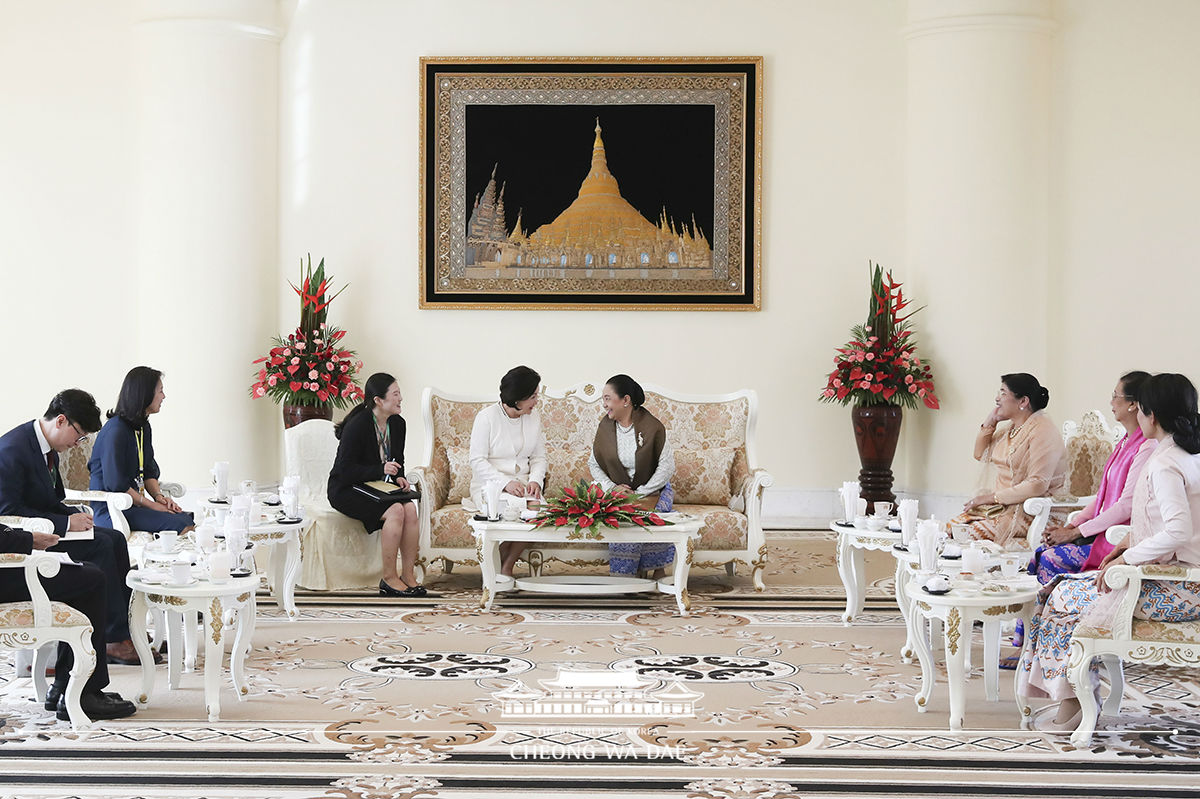 First Lady Kim Jung-sook meeting with Myanmar’s First Lady Daw Cho Cho at the Presidential Palace in Nay Pyi Taw, Myanmar 