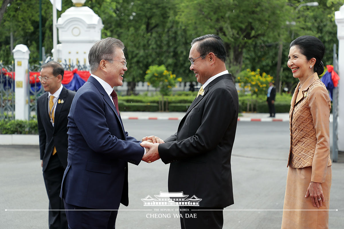 Attending the welcoming ceremony for the official visit to Thailand 