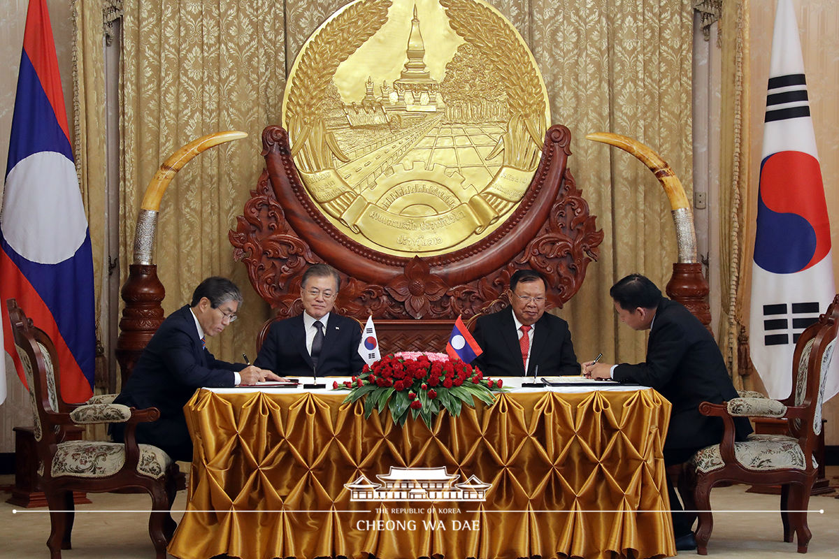 Attending a Korea-Laos MOU signing ceremony held at the Presidential Palace in Viantiane, Laos
