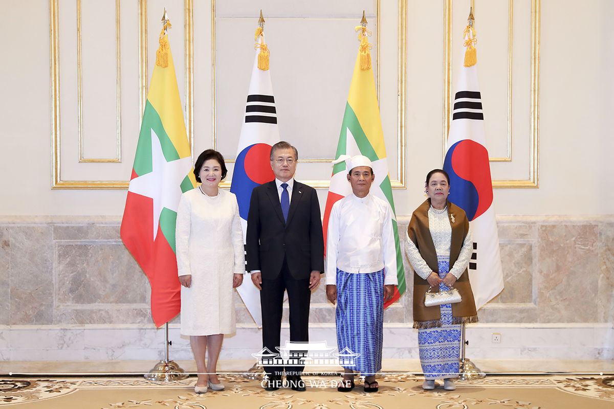 Signing the guestbook and posing for commemorative photos at the Presidential Palace in Nay Pyi Taw, Myanmar 