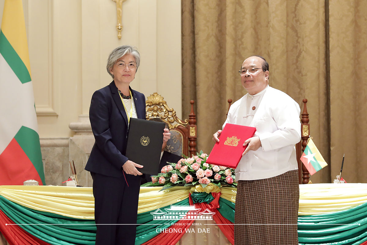Attending the MOU and agreement signing ceremony between Korea and Myanmar at the Presidential Palace in Nay Pyi Taw 