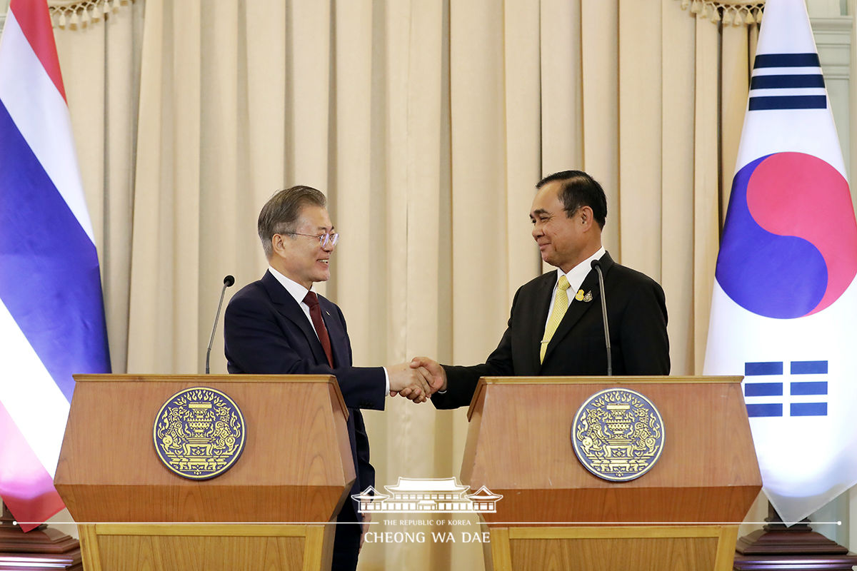 Holding a joint press conference following the Korea-Thailand summit in Bangkok 