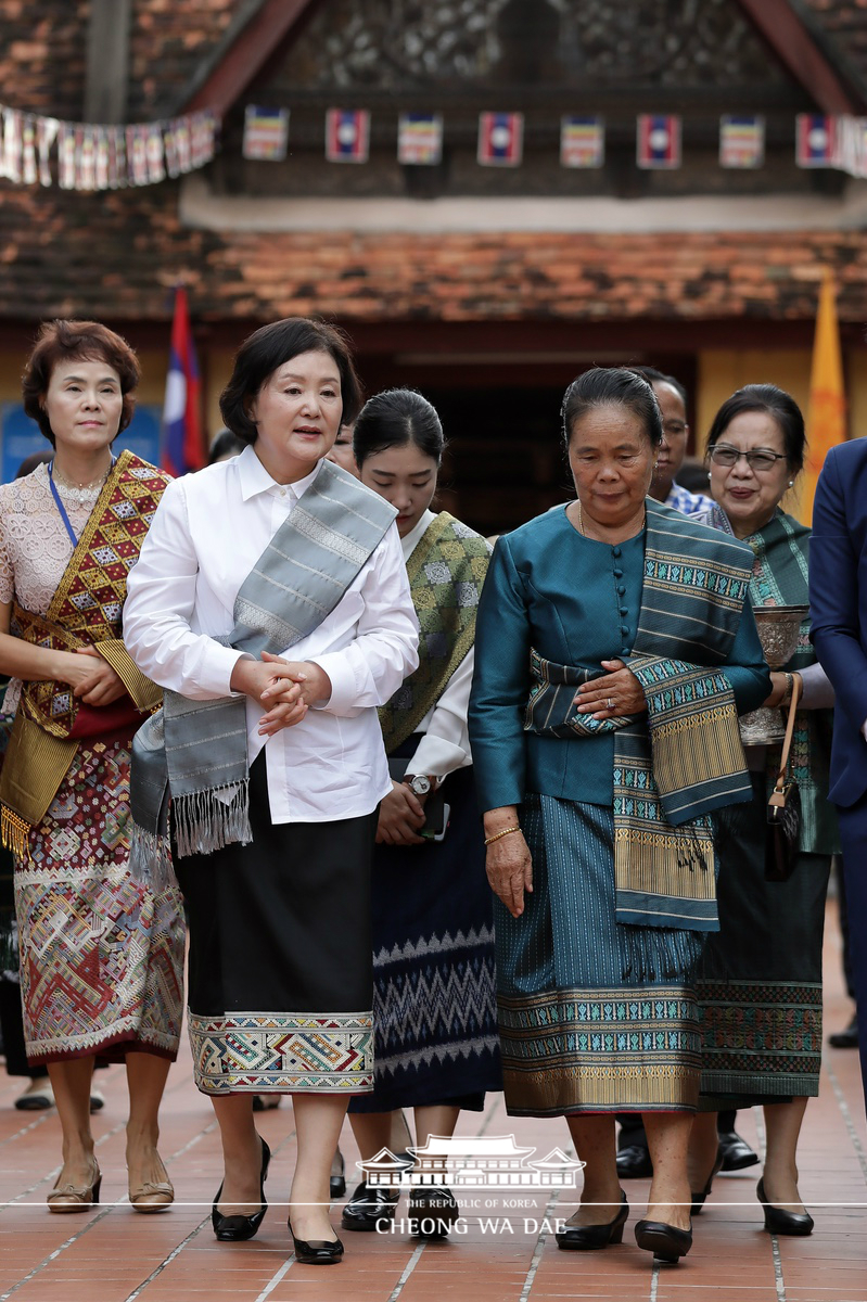 First Lady Kim Jung-sook making an offering to mendicant monks at the Sisaket Temple in Vientiane, Laos 