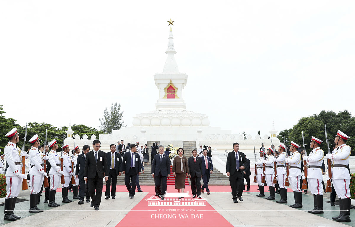 Laying a wreath at the Unknown Soldier’s Monument in Vientiane, Laos