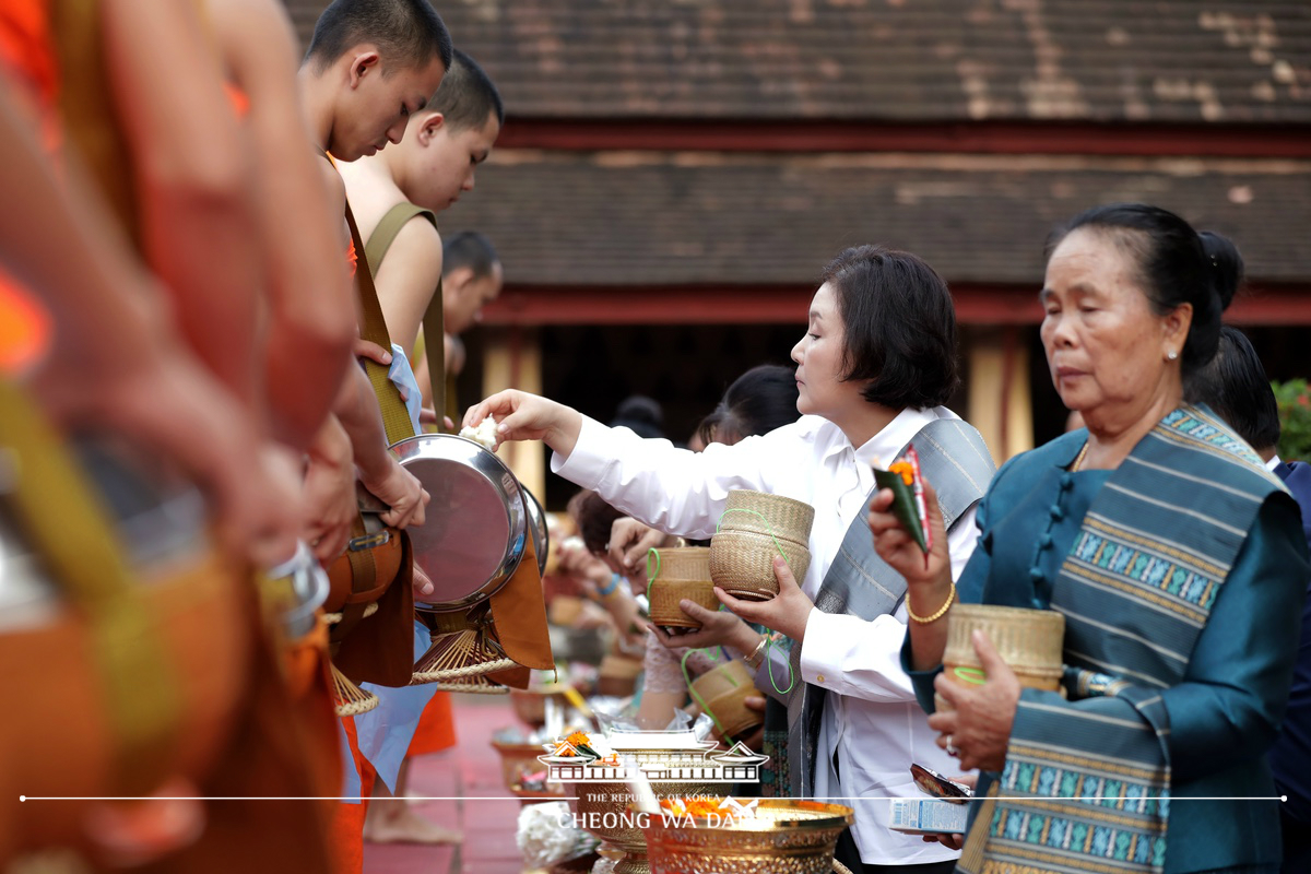 First Lady Kim Jung-sook making an offering to mendicant monks at the Sisaket Temple in Vientiane, Laos 