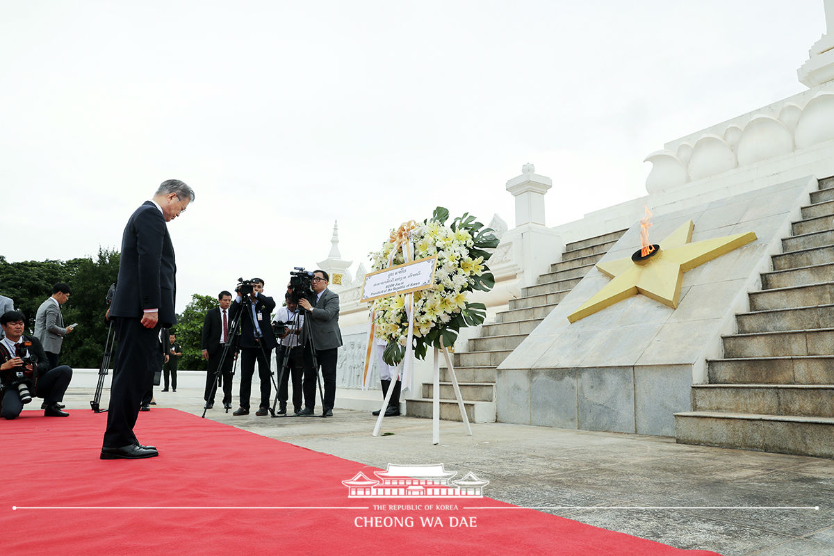 Laying a wreath at the Unknown Soldier’s Monument in Vientiane, Laos