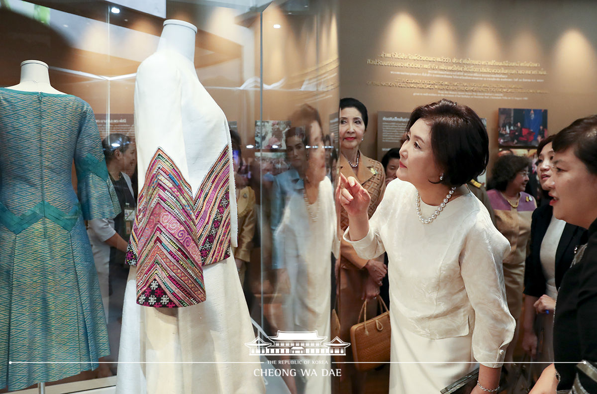 First Lady Kim Jung-sook visiting the Queen Sirikit Museum of Textiles in Bangkok 