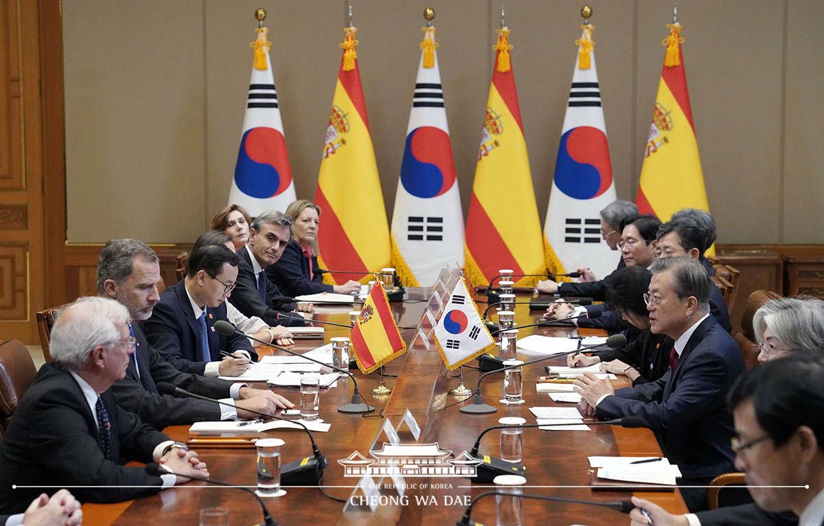 Attending the Korea-Spain summit at Cheong Wa Dae 