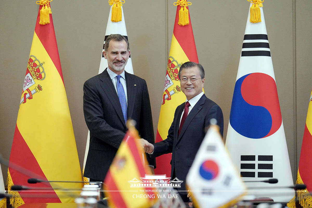 Attending the Korea-Spain summit at Cheong Wa Dae 