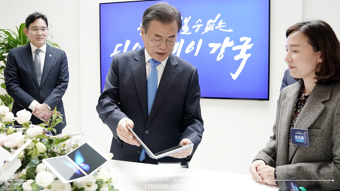 President Moon Jae-in on Oct. 10 examines next-generation products at Samsung Display's factory in Asan, Chungcheongnam-do Province.