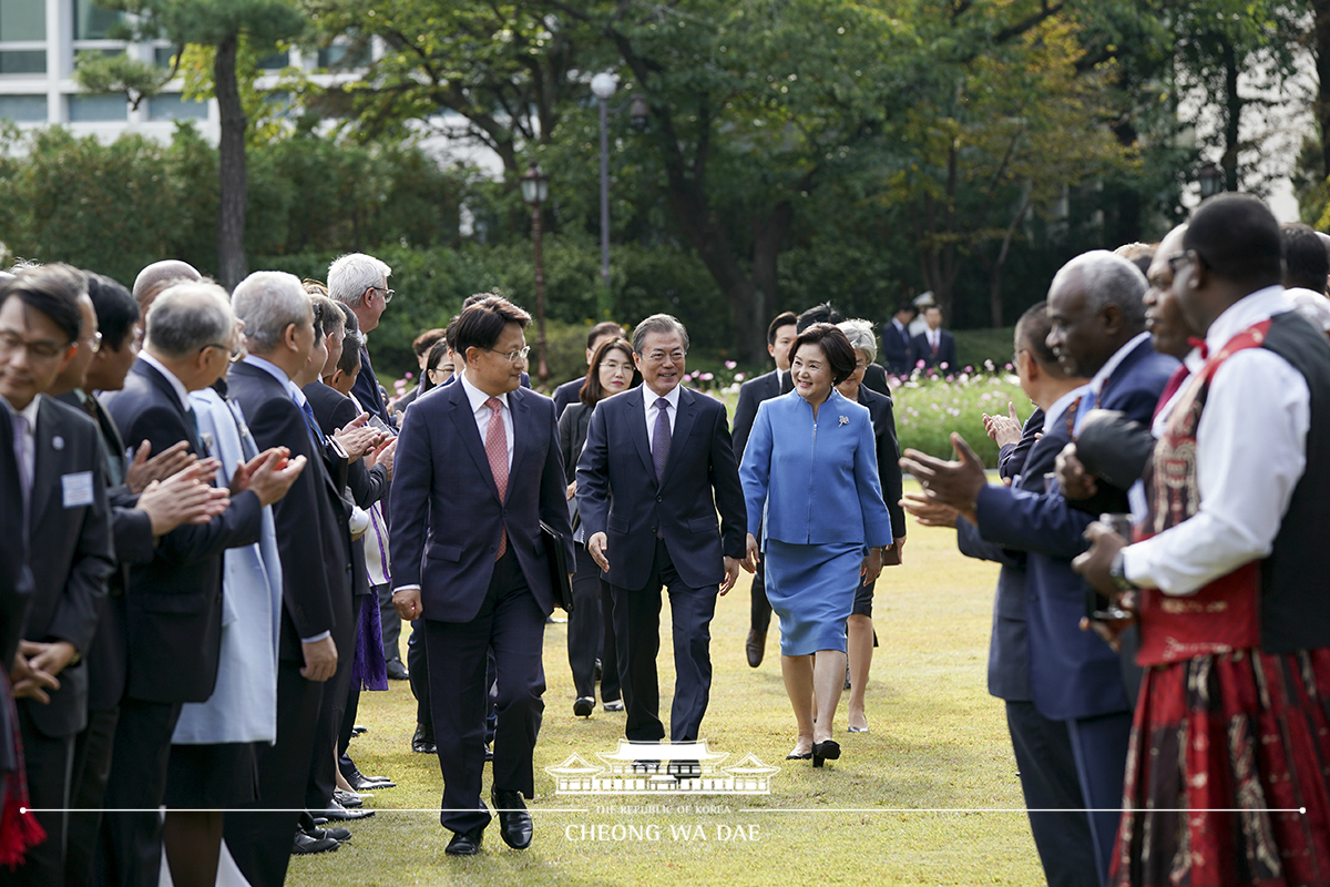 Hosting a reception at Cheong Wa Dae for the diplomatic corps in Korea 