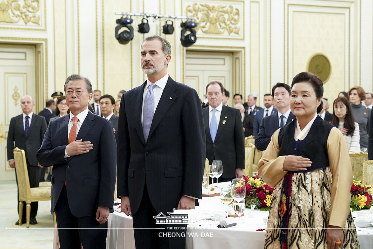 Hosting the state dinner at Cheong Wa Dae for King Felipe VI and Queen Letizia of Spain 