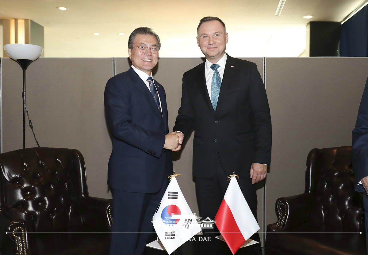 Attending the Korea-Poland summit on the sidelines of the 74th U.N. General Assembly 