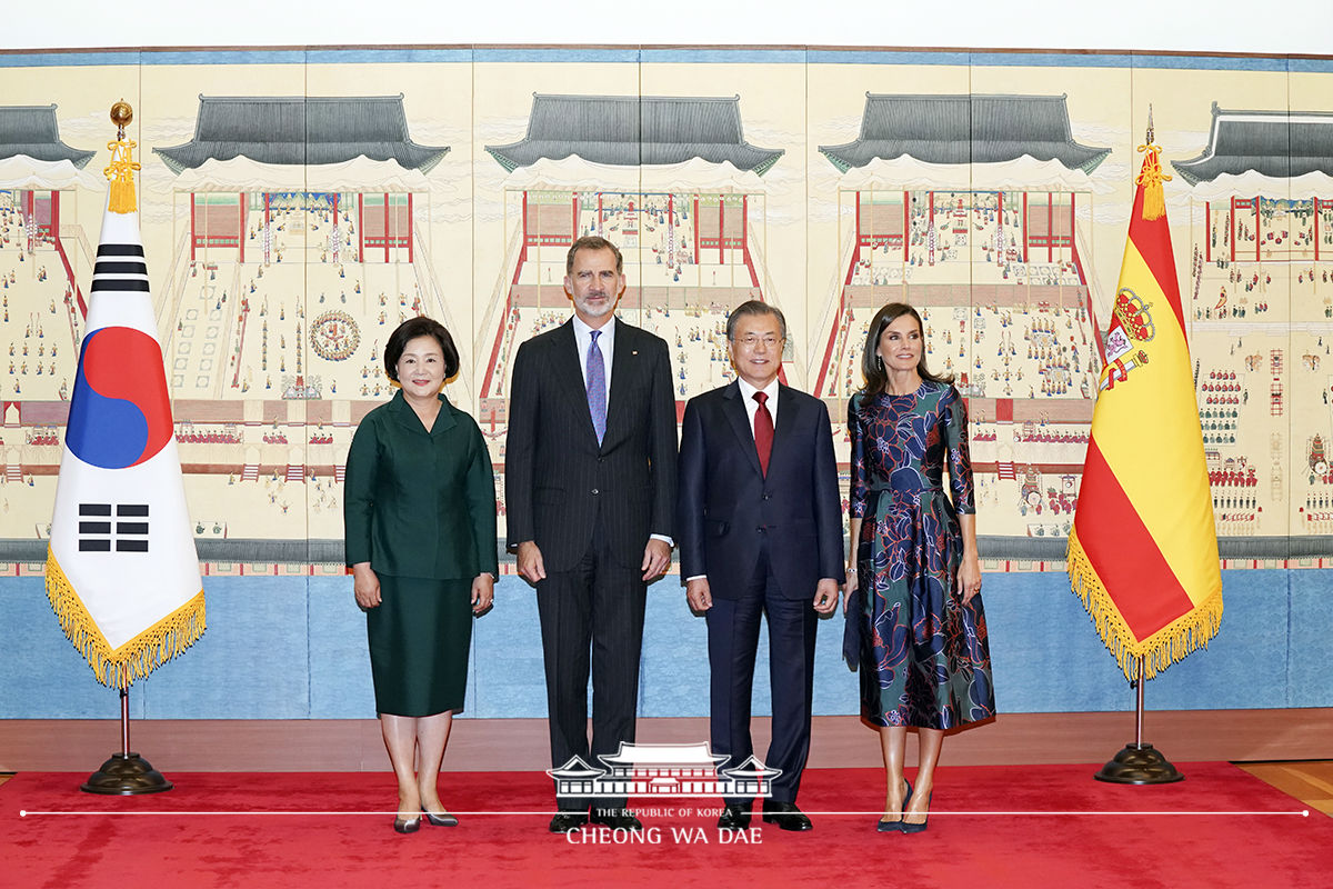 Attending the official welcoming ceremony at Cheong Wa Dae for King Felipe VI and Queen Letizia of Spain on a state visit to Korea 