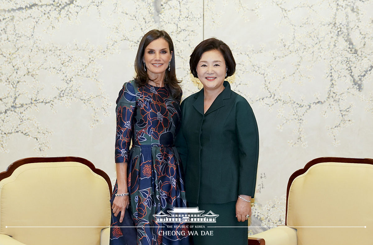 First Lady Kim Jung-sook meeting with Queen Letizia of Spain at Cheong Wa Dae 