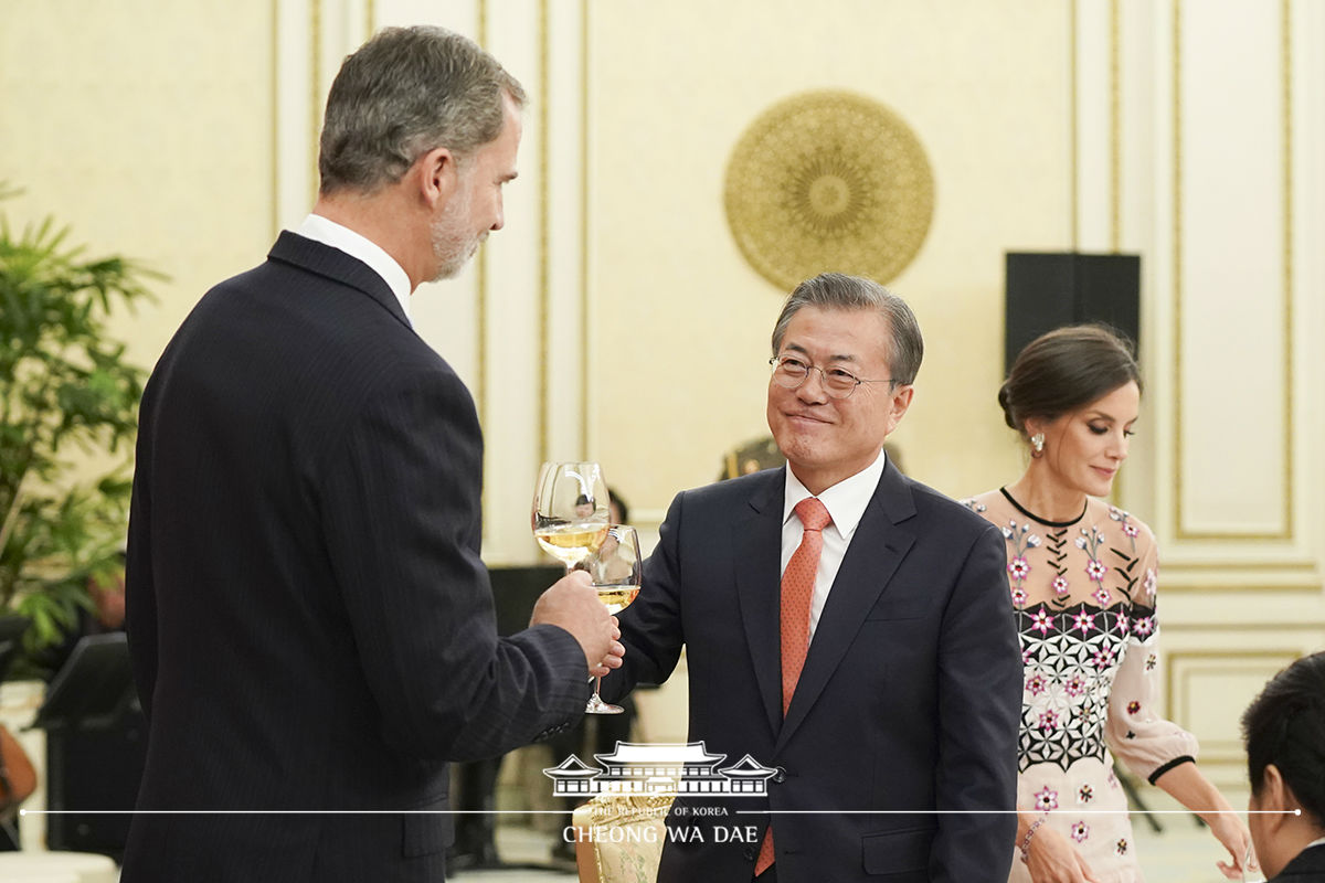 Hosting the state dinner at Cheong Wa Dae for King Felipe VI and Queen Letizia of Spain 