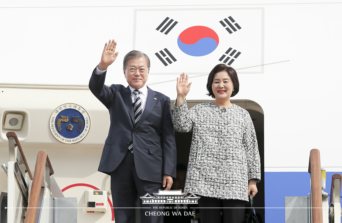 Arriving at Seoul Air Base from a visit to New York to attend the U.N. General Assembly 