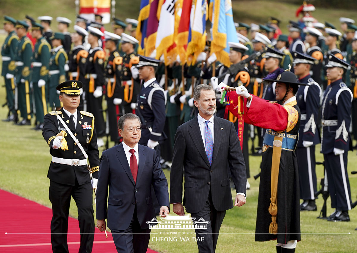 Attending the official welcoming ceremony at Cheong Wa Dae for King Felipe VI and Queen Letizia of Spain on a state visit to Korea 