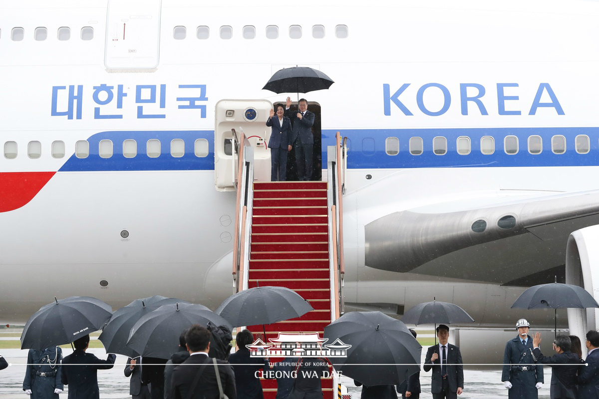 Departing from Seoul Air Base to attend the 74th United Nations General Assembly in New York 