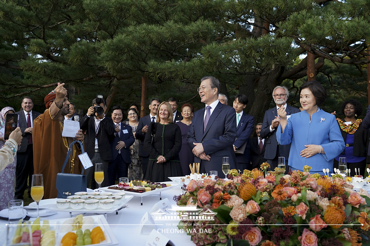 Hosting a reception at Cheong Wa Dae for the diplomatic corps in Korea 