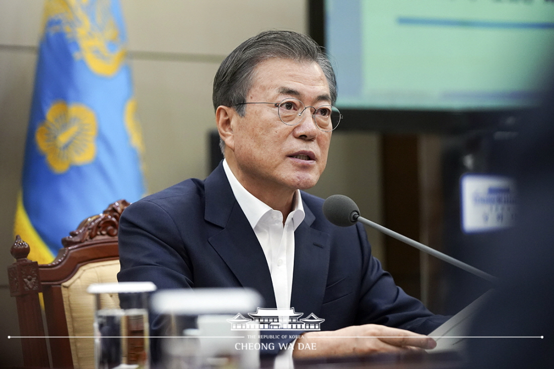 President Moon Jae-in on Oct. 14 sent a condolatory message to Japanese Prime Minister Shinzo Abe over the extensive damage caused by Typhoon Hagibis. The photo shows the president delivering the opening statement in a meeting of his senior secretaries on the same day.