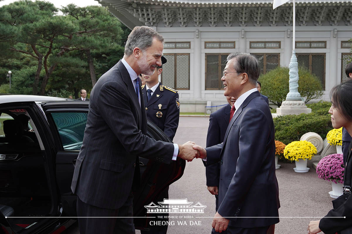 Attending the official welcoming ceremony at Cheong Wa Dae for King Felipe VI and Queen Letizia of Spain on a state visit to Korea 