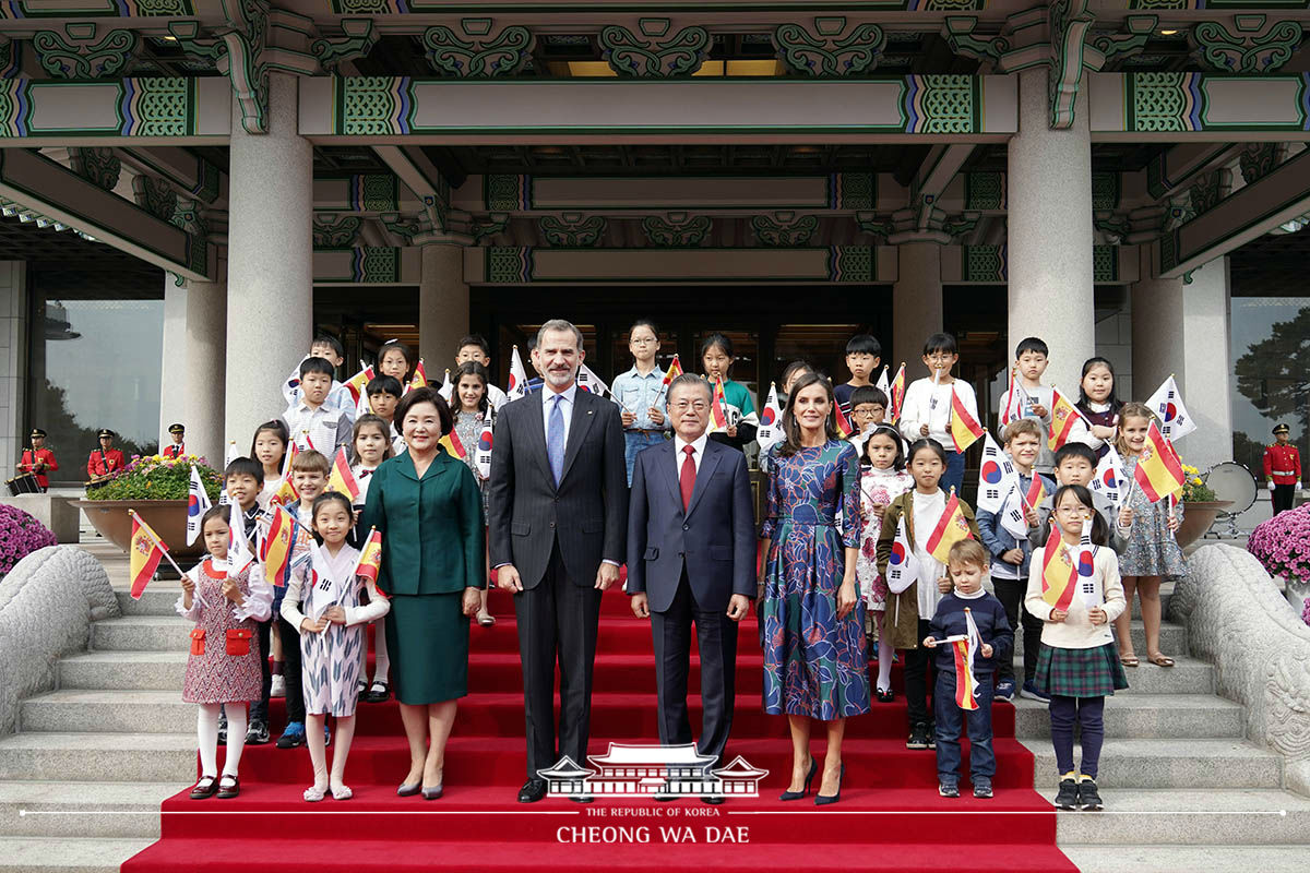 Attending the official welcoming ceremony at Cheong Wa Dae for King Felipe VI and Queen Letizia of Spain on a state visit to Korea 