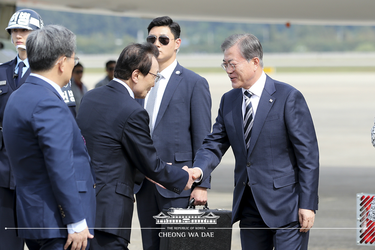 Arriving at Seoul Air Base from a visit to New York to attend the U.N. General Assembly 