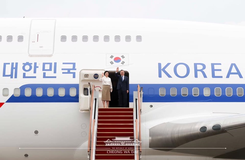 President Moon Jae-in in November will visit Thailand, Mexico and Chile to attend the ASEAN (Association of Southeast Asian Nations)+3 (Korea, China and Japan) summit, the East Asia Summit and the Asia-Pacific Economic Cooperation summit. In the photo above taken on Sept. 1, he waves at Seoul Airport before boarding the plane with first lady Kim Jung-sook to go on a Southeast Asian tour. (Cheong Wa Dae)