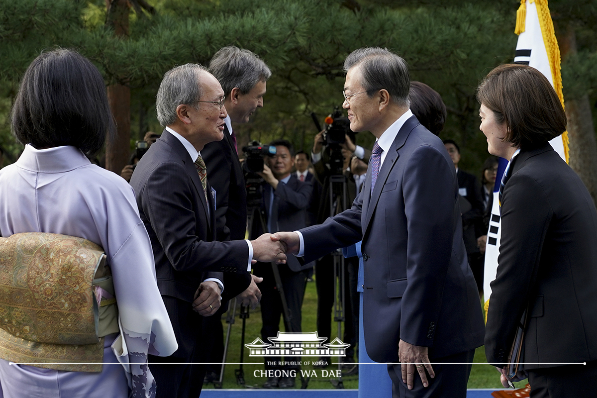 Hosting a reception at Cheong Wa Dae for the diplomatic corps in Korea 