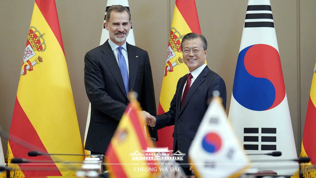 President Moon Jae-in and King Felipe VI of Spain on Oct. 23 pose for photos ahead of their summit at Cheong Wa Dae.