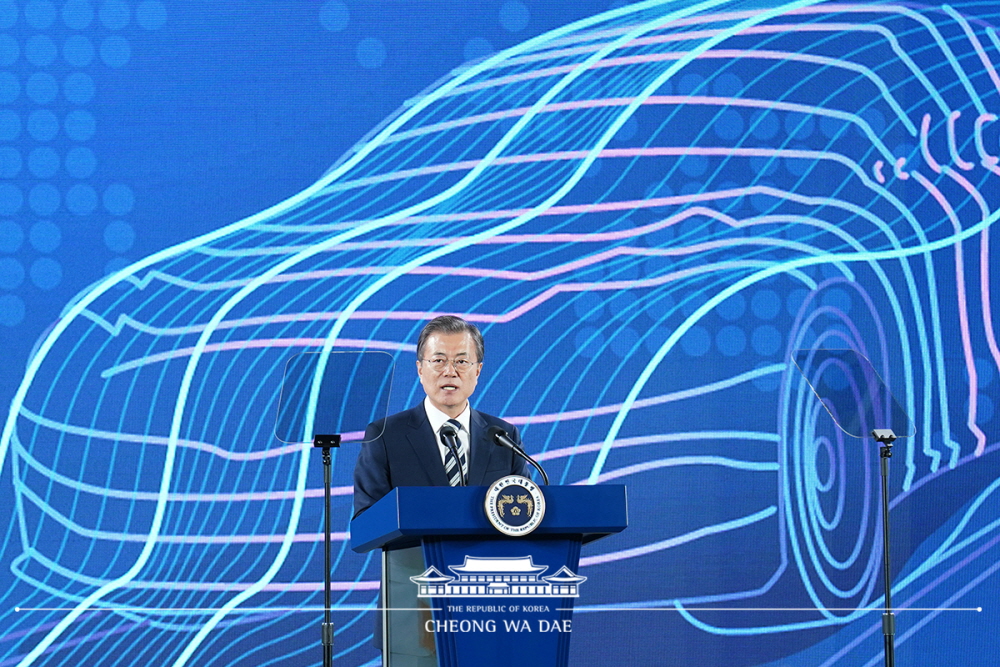 President Moon Jae-in on Oct. 15 lays out a road map for the future of the Korean automotive industry at the Future Car Industry National Vision Declaration Ceremony held at Namyang R&D Center of Hyundai Motor Group in Hwaseong, Gyeonggi-do Province. (Cheong Wa Dae)