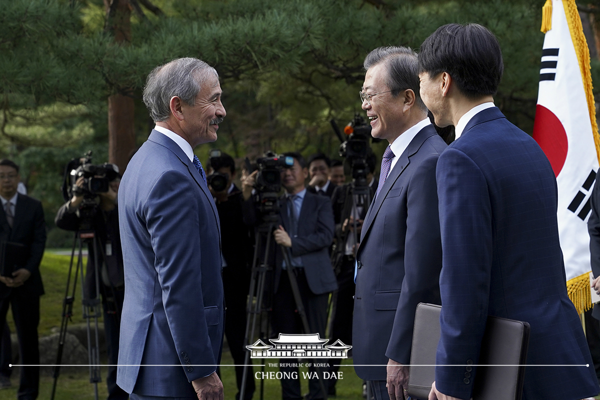 Hosting a reception at Cheong Wa Dae for the diplomatic corps in Korea 