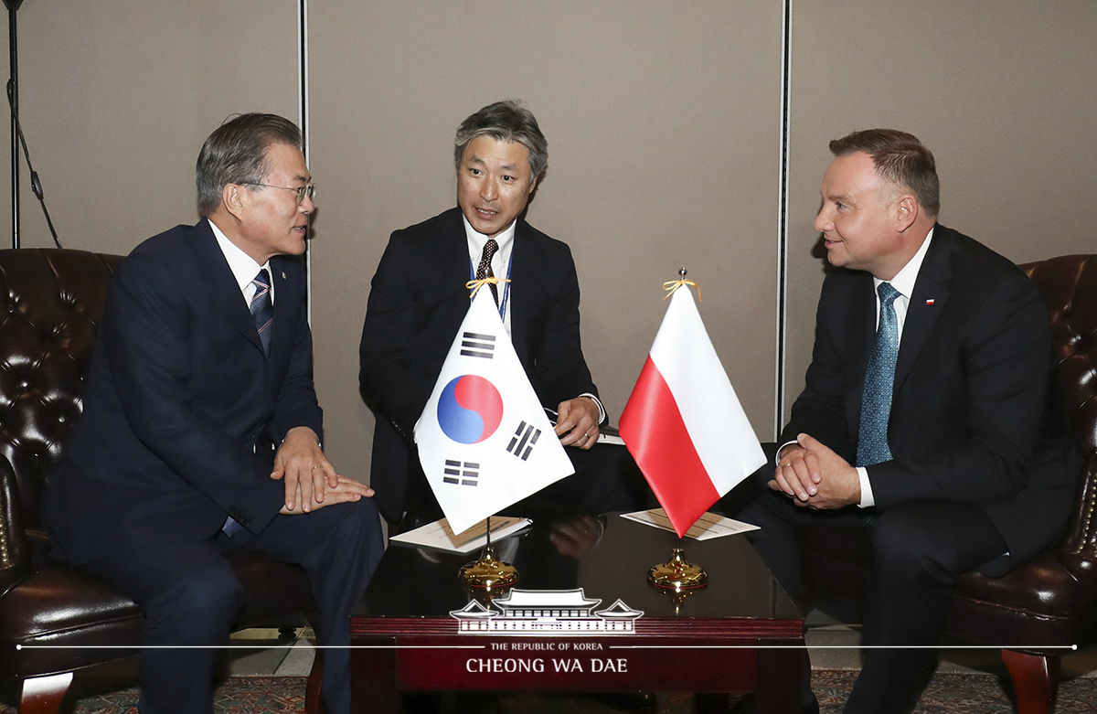 Attending the Korea-Poland summit on the sidelines of the 74th U.N. General Assembly 