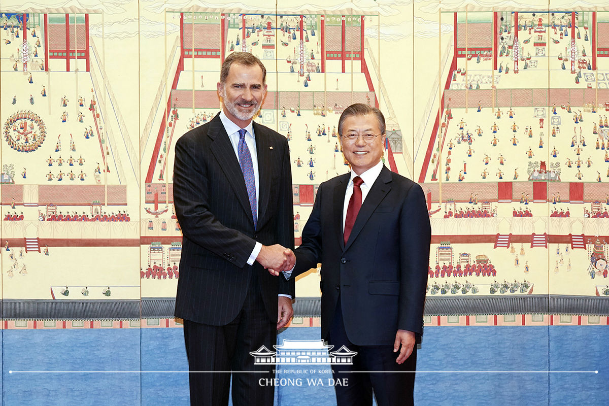 Attending the official welcoming ceremony at Cheong Wa Dae for King Felipe VI and Queen Letizia of Spain on a state visit to Korea 