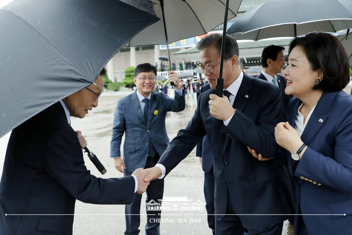 Departing from Seoul Air Base to attend the 74th United Nations General Assembly in New York 