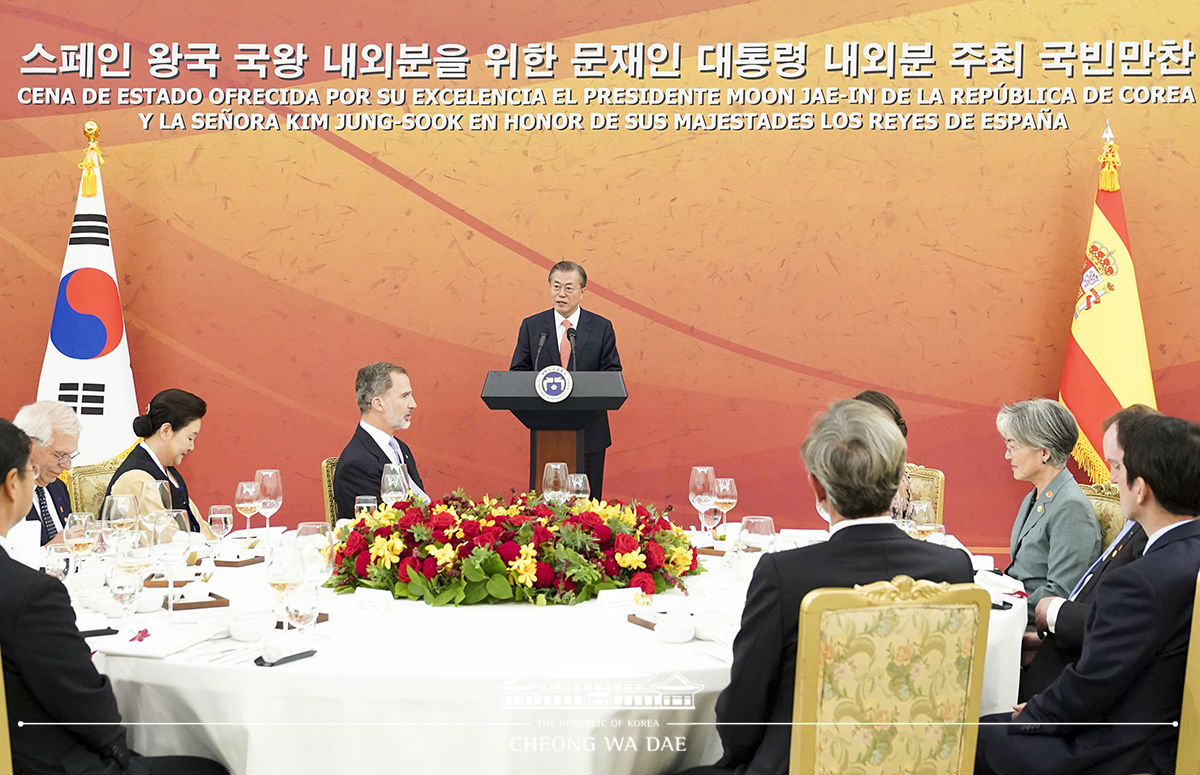 Hosting the state dinner at Cheong Wa Dae for King Felipe VI and Queen Letizia of Spain 