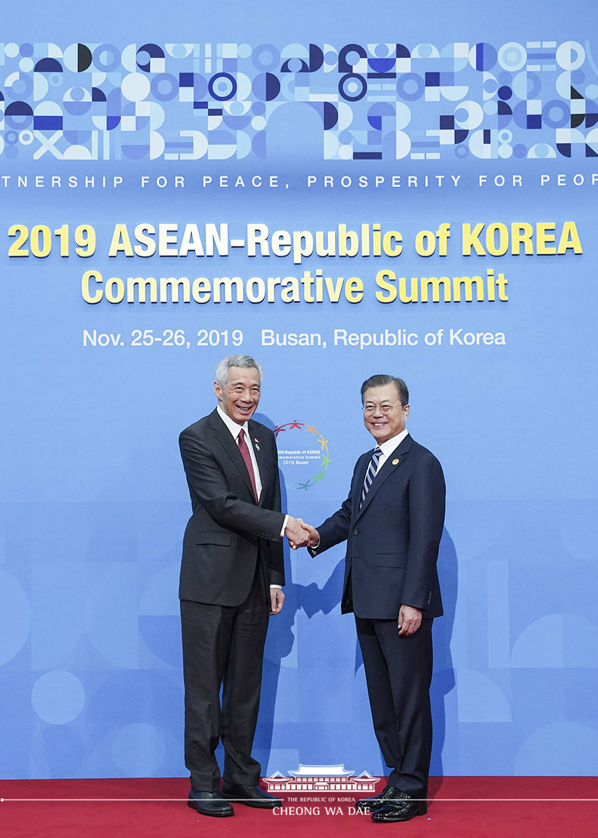 Welcoming heads of state and government participating in the ASEAN-ROK Commemorative Summit in Busan 