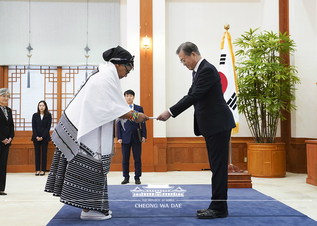 Receiving credentials from new ambassadors to Korea at Cheong Wa Dae 