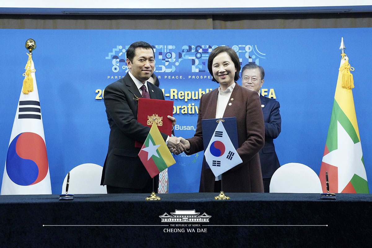 Attending the Korea-Myanmar summit and MOU signing ceremony held on the sidelines of the ASEAN-ROK Commemorative Summit in Busan