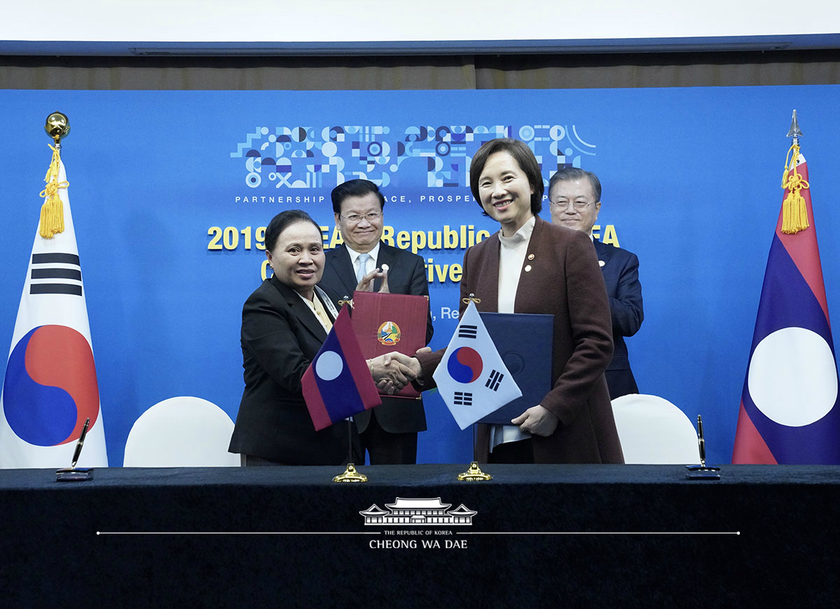 Attending the Korea-Laos summit and MOU signing ceremony held on the sidelines of the ASEAN-ROK Commemorative Summit in Busan