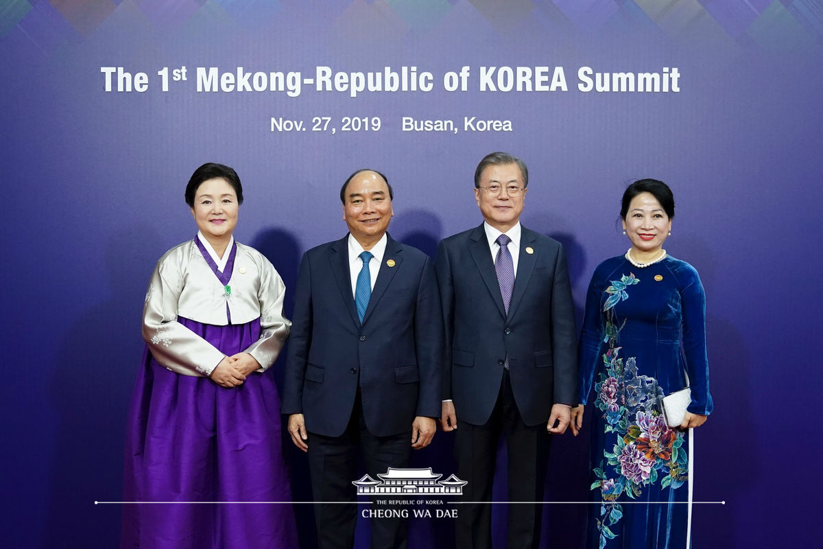 Hosting the welcoming dinner for the leaders participating in the 1st Mekong-ROK Summit and their spouses in Busan 