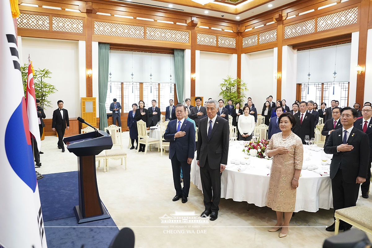 Attending the official luncheon for Singaporean Prime Minister Lee Hsien Loong and his wife at Cheong Wa Dae 