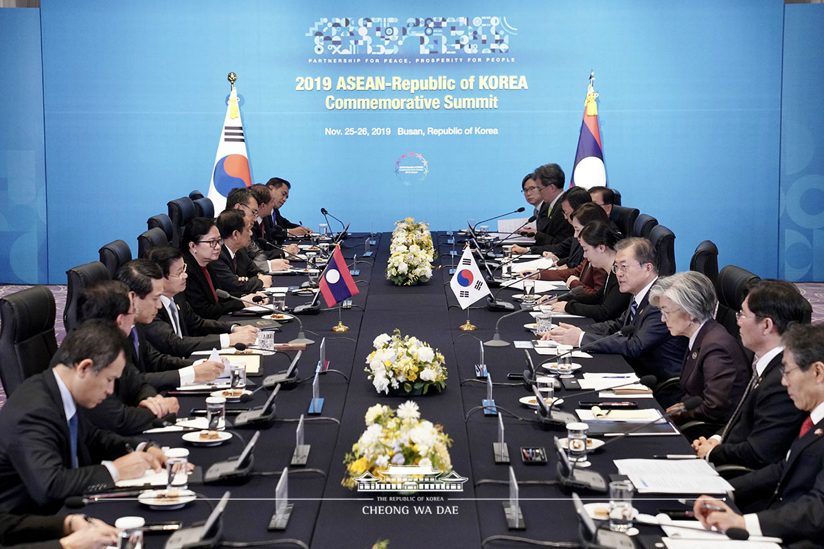 Attending the Korea-Laos summit and MOU signing ceremony held on the sidelines of the ASEAN-ROK Commemorative Summit in Busan
