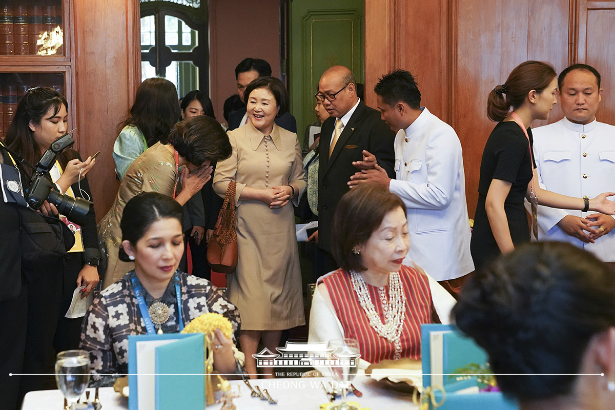 First Lady Kim Jung-sook attending a welcome luncheon hosted by the spouse of the Thai Prime Minister at the Main Mansion of Bangkhunprom Palace in Bangkok, Thailand 