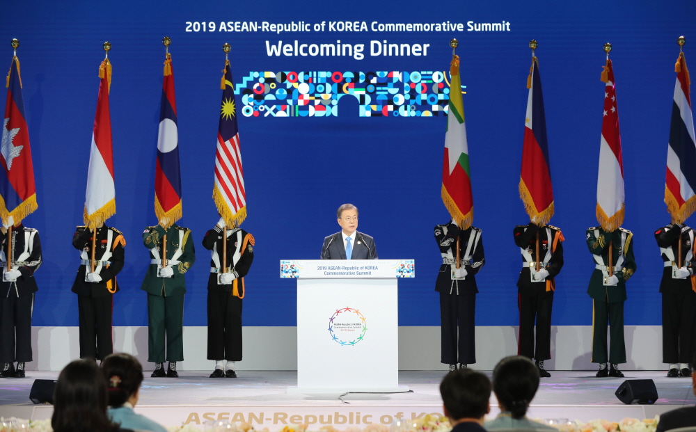 "ASEAN and Korea have cooperated in increasingly diverse sectors such as economy, culture and the Fourth Industrial Revolution, and are becoming more interconnected. We have become 'optimal partners' through amity and trust over the past 30 years, and now is the opportunity to make a new leap," President Moon said in his speech at the summit's welcoming banquet.